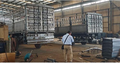 Peruvian Customers Visited Our Factory and Purchased a Fence Semi Trailer