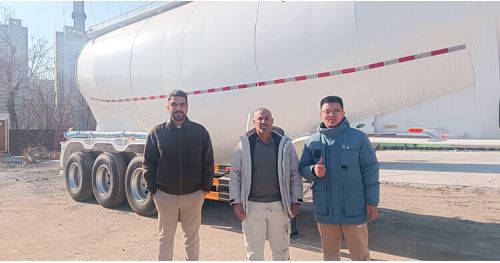 Customer from Saudi Arabia Came to Visit and Buy Bulk Cement Tanker