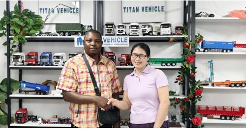 Jamaican Customer Visit TITAN to Buy Skeleton Trailer