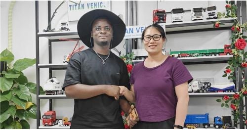 Zambia Customer Visits TITAN to Purchase Aluminum Tanker Trailer