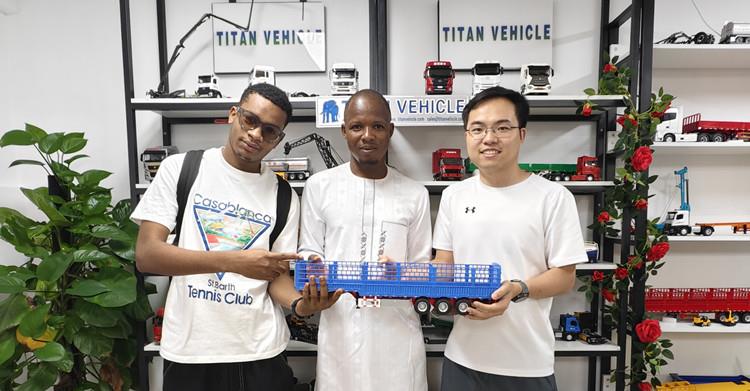 Guinean Customers Visit TITAN to Buy Fence Cargo Semi Trailer