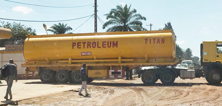 Fuel tanker trailer with flatbed