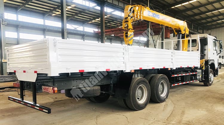Howo Flat Bed Crane Trucks for Sale in Nigeria