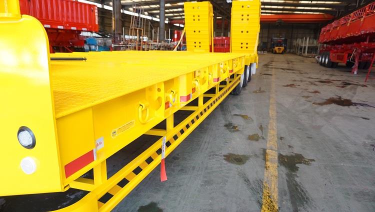 Cost of Tri Axle Step Deck Trailer for Sale in Malaysia