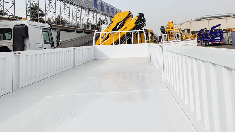 Flatbed Truck with Crane XCMG Truck Vehicle Mounted Crane