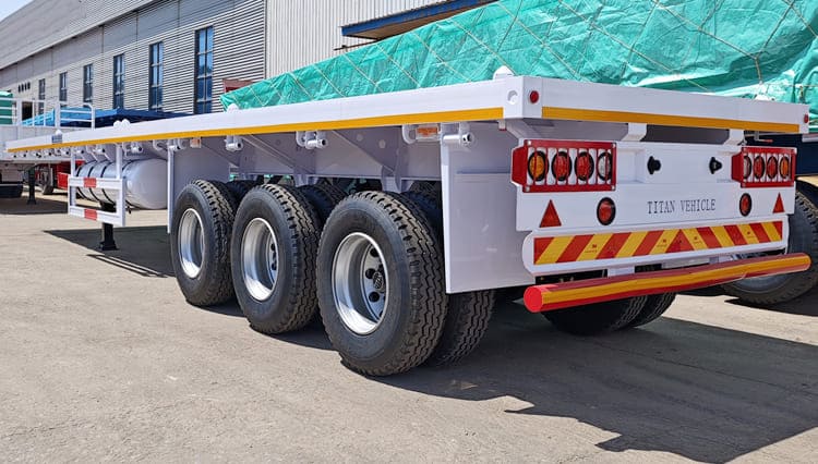 Tri Axle Flatbed Tractor Truck Trailer for Sale in Rwanda