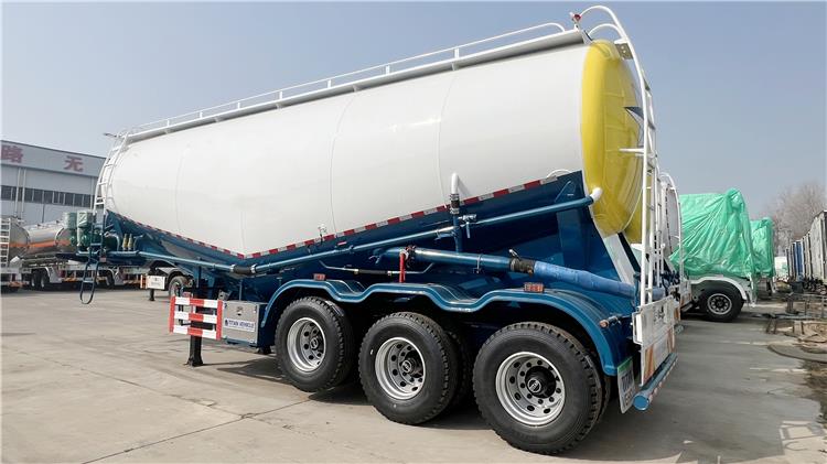 Tri Axle Dry Bulker Tanker Trailer for Sale In Zambia