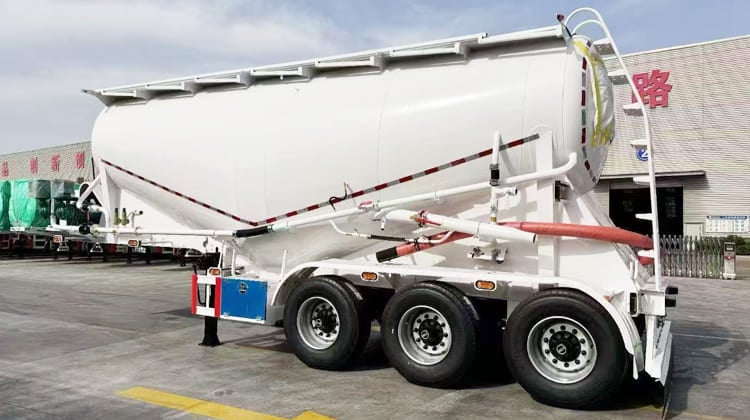 30 CBM Pneumatic Dry Bulk Tanker Trailer in UAE