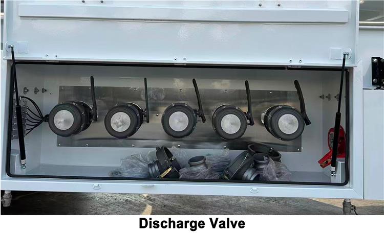 3 Axle 45000 Liters Oil Tanker Trailer with 5 Compartment for Sale In DR Congo